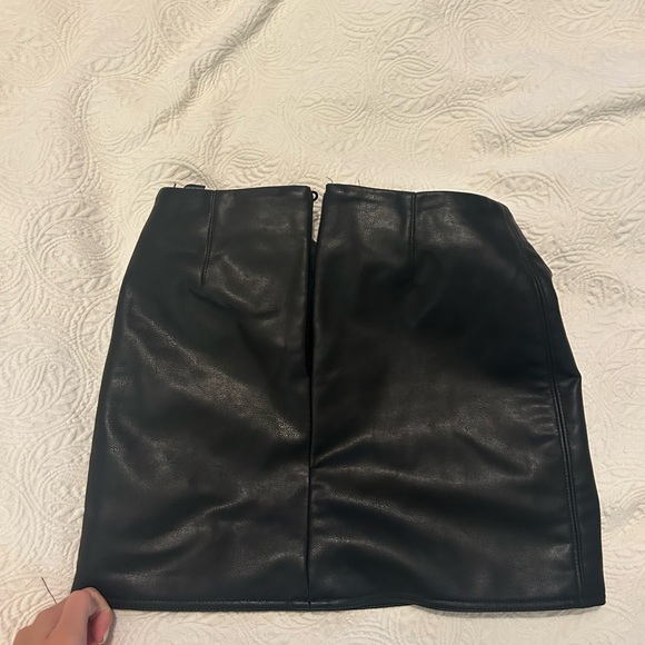 Black Faux Leather Mini Skirt H&M - Picture 2 of 3